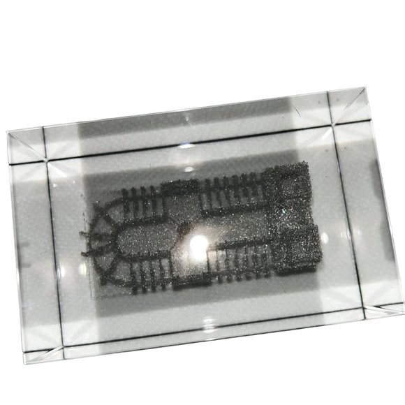 Notre Dame Cathederal Etched Glass Paperweight - Picture 5 of 10